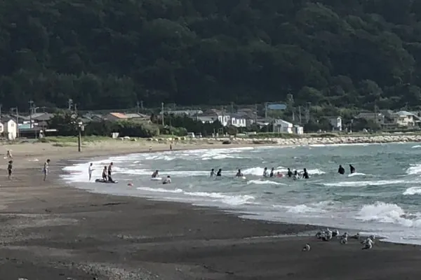 弧を描く岩井海岸の砂浜
