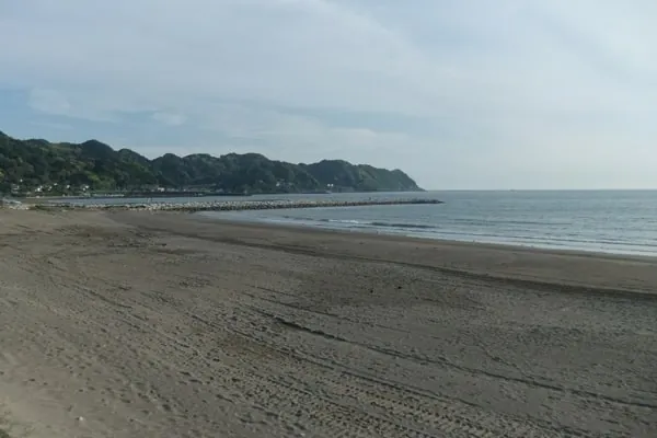 遠浅で波の穏やかな岩井海岸
