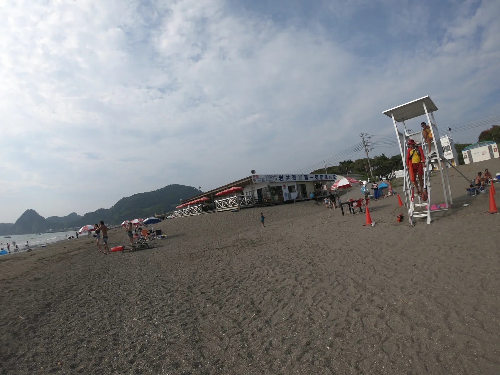 岩井海岸第一売店 海の家とライフセーバーの監視台