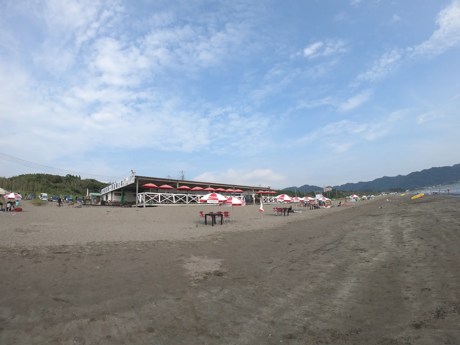 岩井海岸の海の家と砂浜