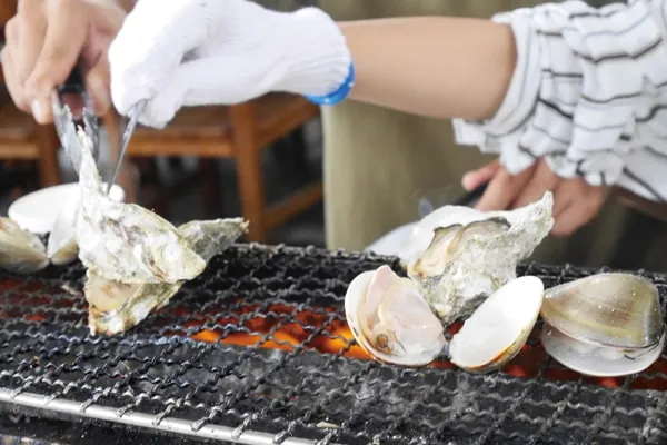 浜辺での海鮮バーベキュー